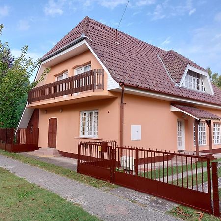 Holiday House Retro Szantod Luaran gambar
