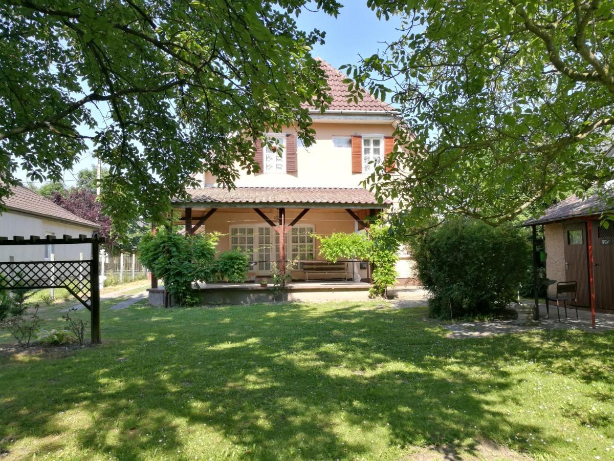 Holiday House Retro Szantod Luaran gambar